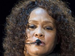 Whitney Houston ingrassata e fuori forma.