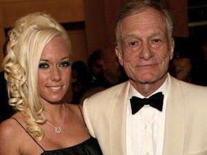 Kendra Wilkinson: sesso e prima orgia con Hugh Hefner alla Playboy Mansion.