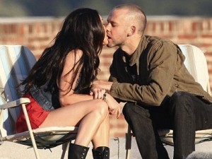 Megan Fox tradisce Brian Austin Green e bacia un altro
