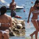 Nina Moric: foto al mare con Martin Evans e Carlos