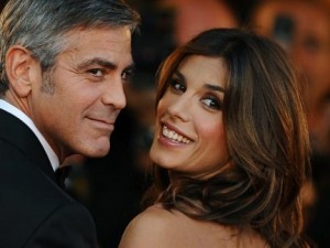 George Clooney dichiara il suo amore a Elisabetta Canalis ma il matrimonio è lontano.