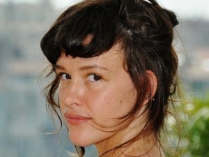 Paz de la Huerta ubriaca ai Golden Globe: cade e mostra il seno, foto e video.