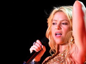 Shakira e Piquè festeggiano con un bacio il Barcellona, il video.