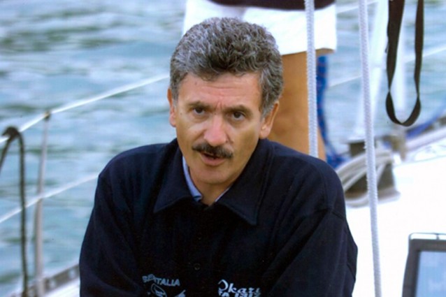 Massimo D'Alema al timone della sua barca a vela nel golfo di Olbia.