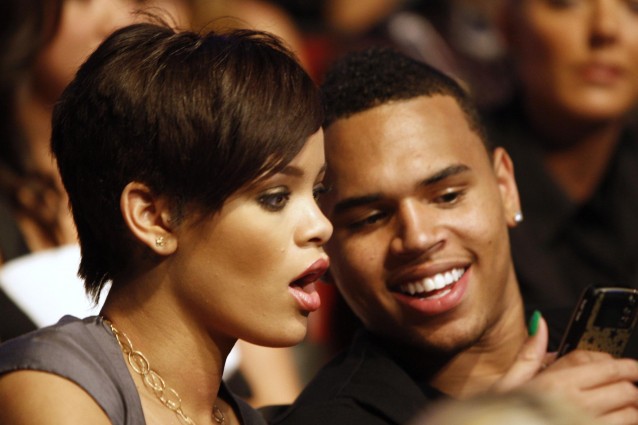 Rihanna, picchiata da Chris Brown, lo perdona: “Sono felice per lui”.