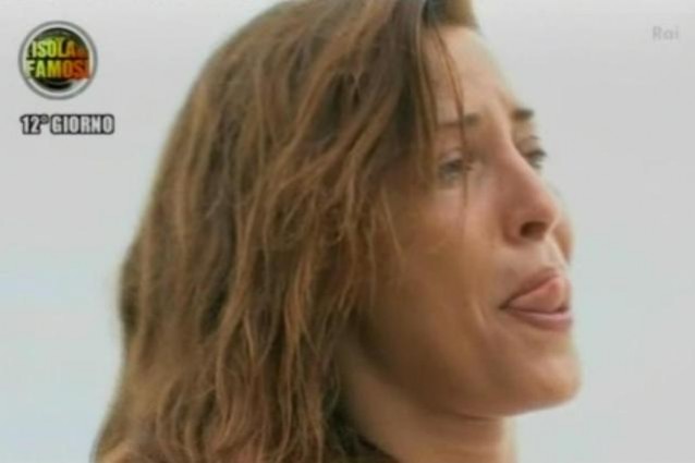 Guendalina crolla dopo lo spintone di Arianna David [VIDEO].