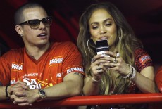 news jennifer lopez aggredisce i paparazzi al carnevale