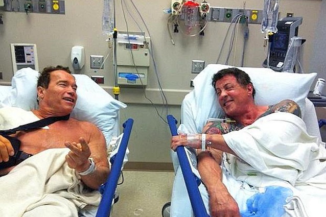 Rambo e Terminator in ospedale, Stallone e Schwarzy compagni di stanza.