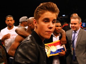 Justin Bieber nei guai per aver pestato un paparazzo.
