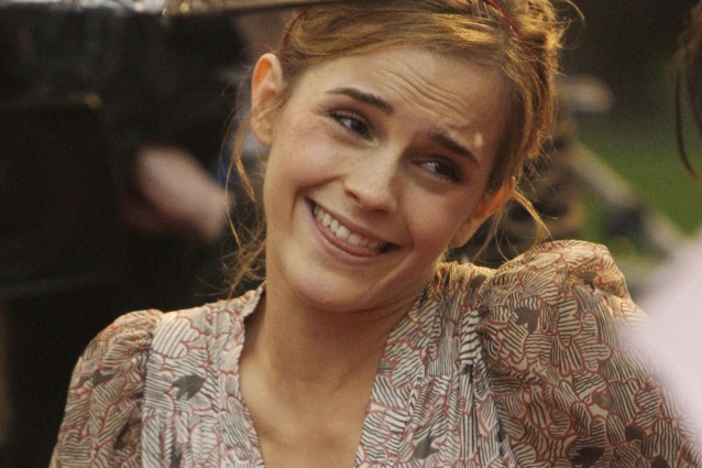 Emma Watson tinge il cane di rosa e gli animalisti insorgono.