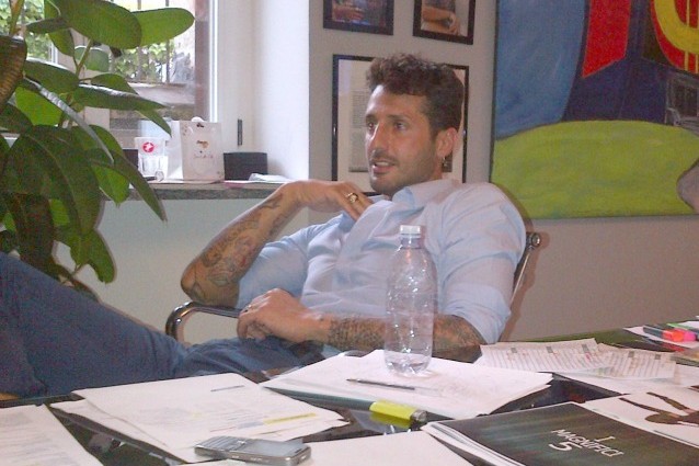 Fabrizio Corona riparte con Nena Ristic e un reality show.