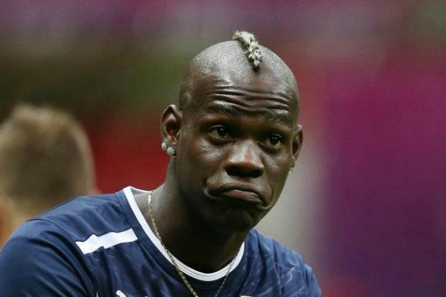 Balotelli padre? Nel dubbio alcol, fumo e bionde a Saint Tropez.