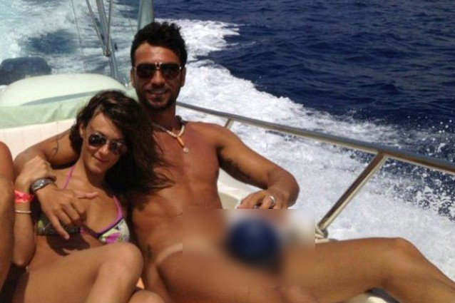 Costantino Vitagliano nudo in barca: le foto hot su Twitter.