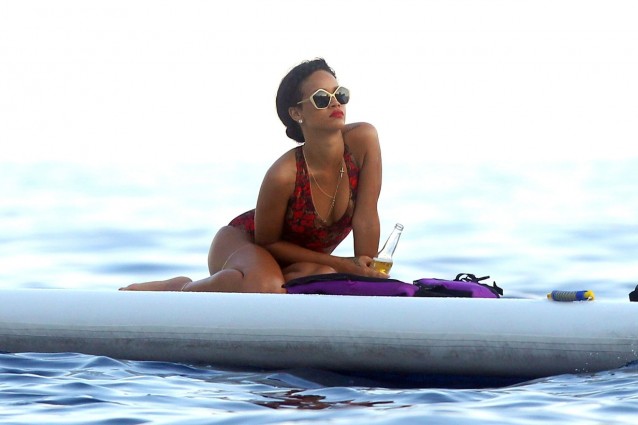 Rihanna, sexy diva in Costa Azzurra (FOTO).