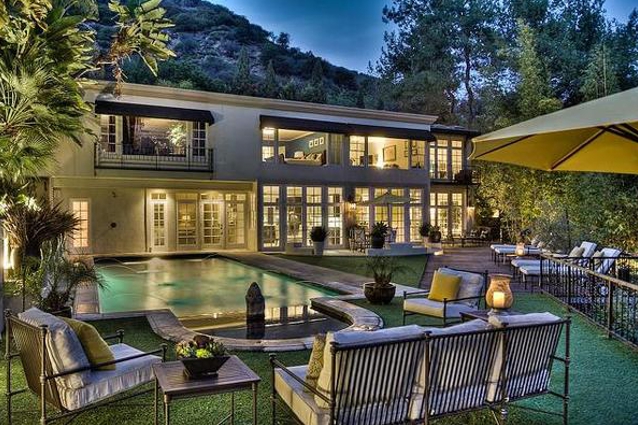 Cercate casa a Los Angeles? Si vende quella di John Lennon.