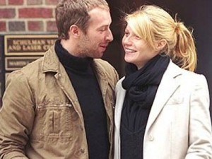 Chris Martin dei Coldplay bacia la moglie ad un concerto.