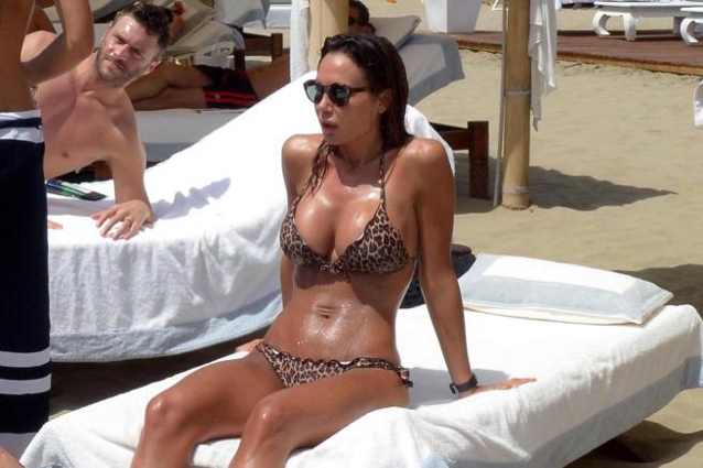 Nicole Minetti giunonica a Forte dei Marmi.