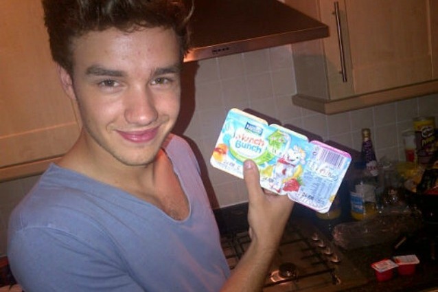 Liam Payne festeggia la guarigione al rene con lo yogurt.
