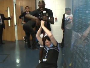 Mario Balotelli scherza con la fotografa e le ruba l'obiettivo (VIDEO).