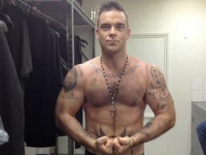 Robbie Williams sfoggia i muscoli su Twitter.