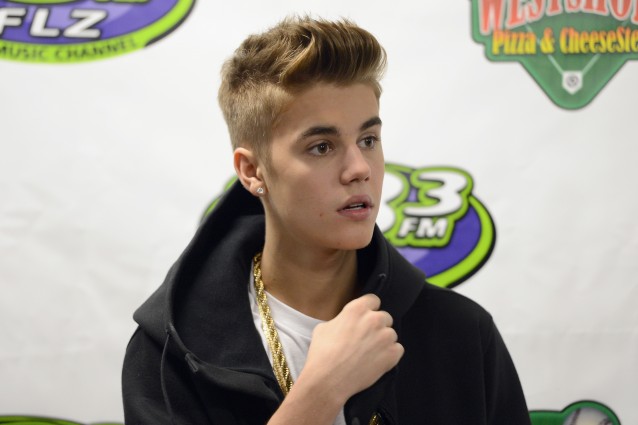 Le foto del party proibito di Justin Bieber, beccato con una canna.