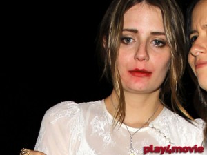 Mischa Barton ubriaca e barcollante all'uscita da un locale (FOTO).