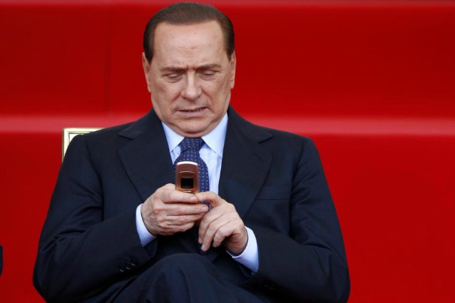 Gli sms satirici degli amici di Silvio Berlusconi, prima e dopo la sentenza.