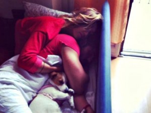 Cecilia e Francesco Monte a letto insieme, Teresanna risponde con una smorfia.