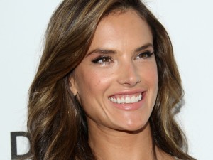 Alessandra Ambrosio schiava del chirurgo: a 11 anni il primo intervento.