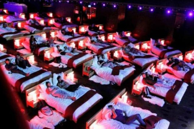 Letti al cinema anziché poltrone, per dormire e pure rimorchiare (FOTO).