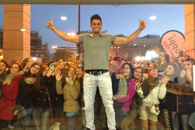 Paura per Emanuele Trimarchi, assalito da 600 fan durante una serata.