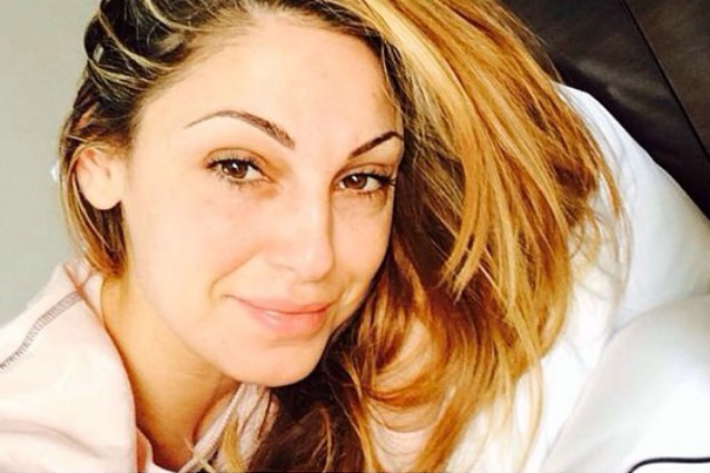 Anna Tatangelo e il selfie senza trucco, tra critiche e complimenti (FOTO).