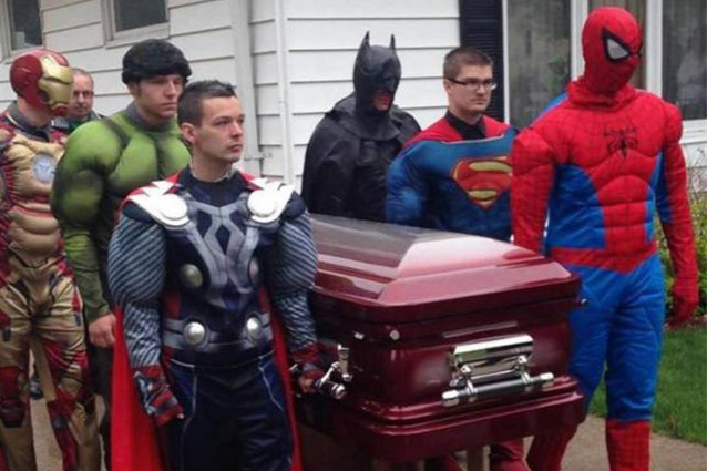 Muore per un tumore al cervello, gli celebrano un funerale da supereroi.
