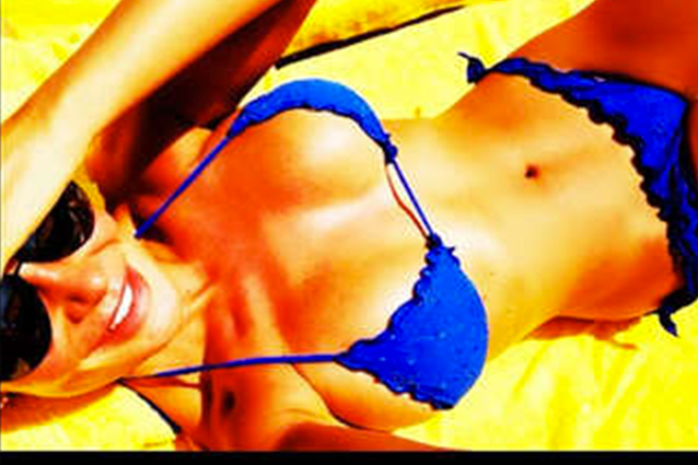 Con Nicole Minetti anche quest'estate è super hot (FOTO).