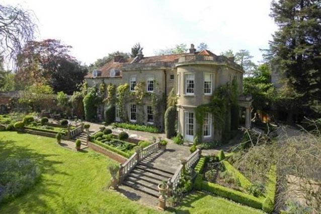 Le foto del regalo di nozze di Clooney ad Amal: una villa da 12 milioni di euro.
