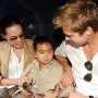 angelina e brad con madox uno dei loro figli adottivi