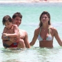 Belen e Stefano giocano con il figlio di Emiliano e Giorgia Bonazzoli