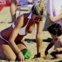 elena santarelli gioca in spiaggia