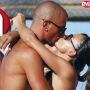 Elga e Diego si baciano