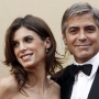 Elisabetta Canalis sorride con George