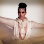 La Kardashian scopre il seno nel video del backstage