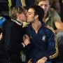 Il bacio tra la vincitrice dei Mondiali di nuoto a shangai e luca