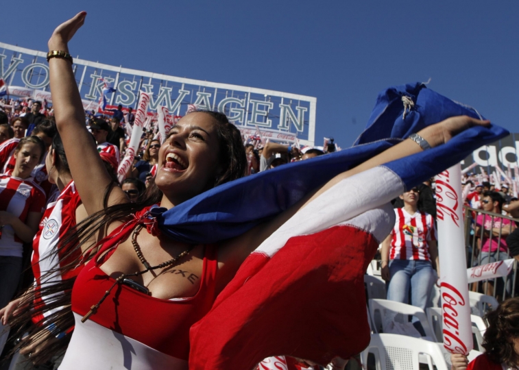larissa-festeggia-la-vittoria-del-paraguay-800x540