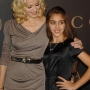 Madre e figlia abbracciate in un evento glamour
