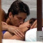 bacio passionale al mare