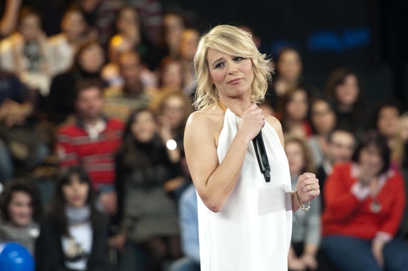 Maria De Filippi in abito bianco