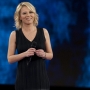 Maria De Filippi sorridente ad amici