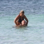 Paolo Bonolis e Sonia Bruganelli in acqua