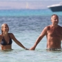 Paolo Bonolis e Sonia Bruganelli innamorati a Formentera