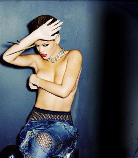 Rihanna su Instagram offre ai fan un album di foto hot http://static.fanpage.it/gossipfanpage/wp-content/uploads/gallery/rihanna-in-topless/la-star-ai-tempi-di-rated-r-800x540.jpg